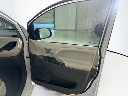 Used 2017 Toyota Sienna XLE image 32