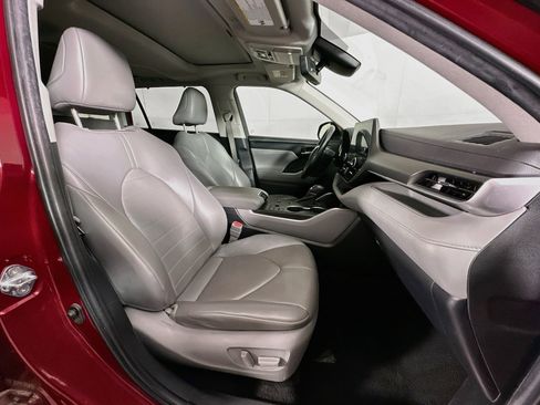 Used 2023 Toyota Highlander XLE FWD image 35