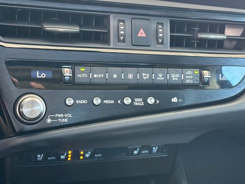 Used 2024 Lexus ES 300h w/ Premium Package FWD image 25