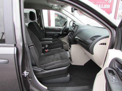 Used 2019 Dodge Grand Caravan SE w/ UConnect Hands-Free Group FWD image 8