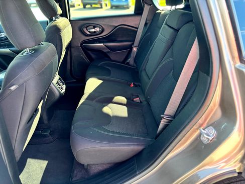 Used 2019 Jeep Cherokee Latitude w/ Popular Appearance Group image 21
