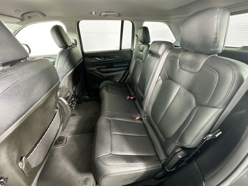 Used 2023 Jeep Grand Cherokee Laredo AWD/4WD image 22
