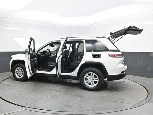 Used 2022 Jeep Grand Cherokee Laredo AWD/4WD image 46