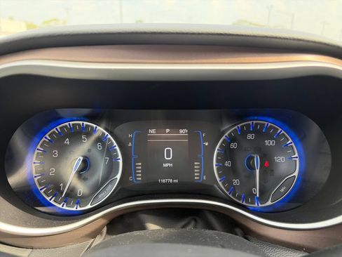 Used 2017 Chrysler Pacifica Touring-L w/ Tire & Wheel Group FWD image 22