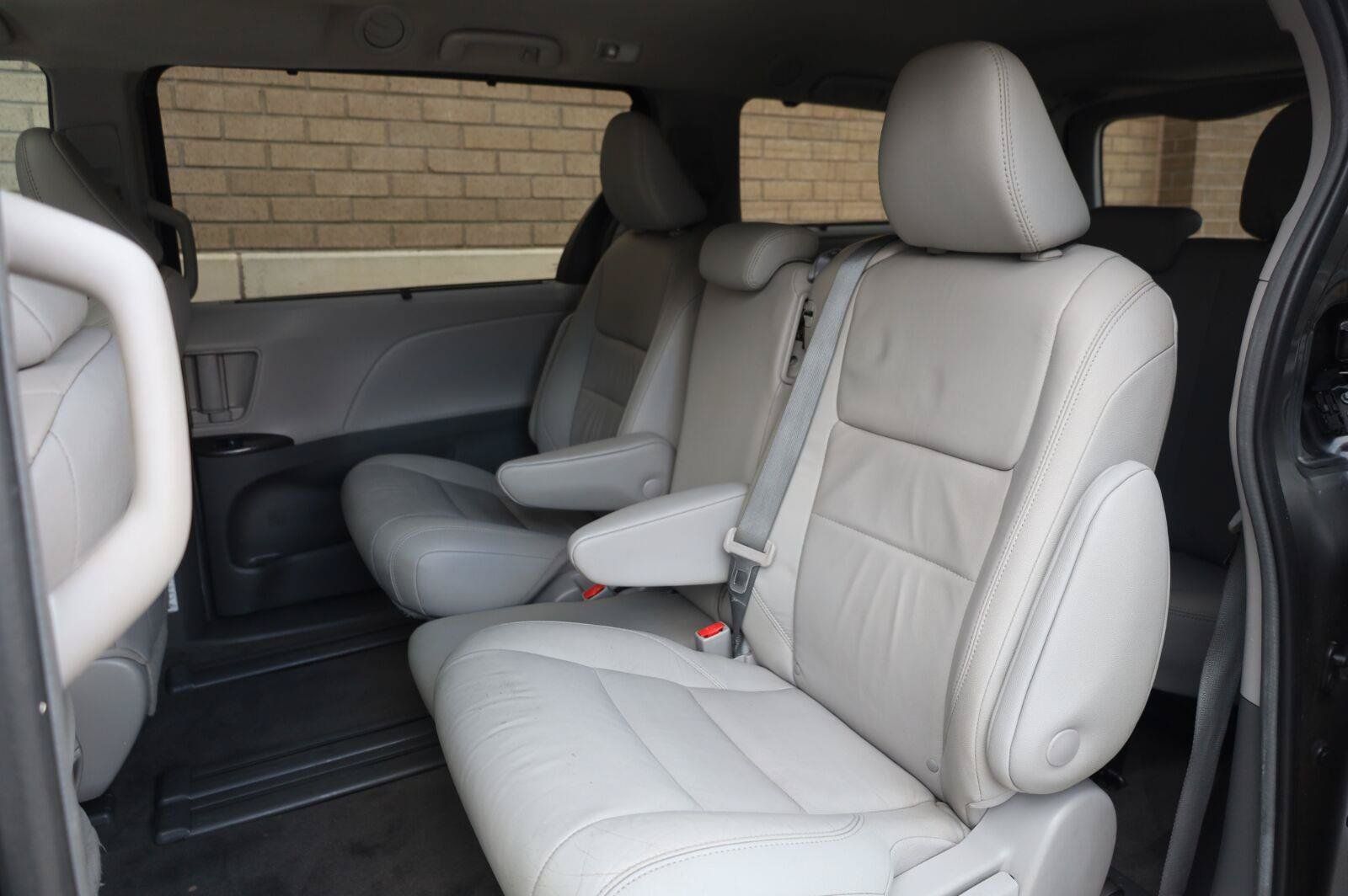 Used 2019 Toyota Sienna XLE Premium FWD image 19