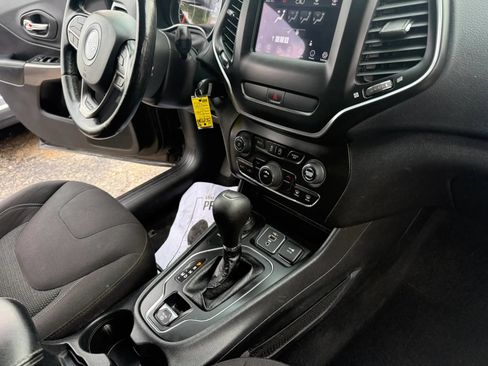 Used 2020 Jeep Cherokee Latitude w/ Cold Weather Group AWD/4WD image 24