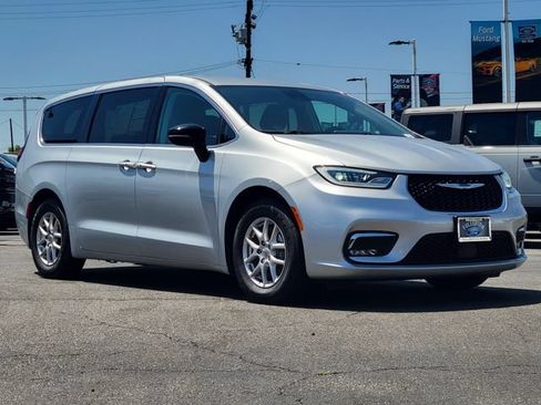 Used 2024 Chrysler Pacifica Touring-L FWD image 29