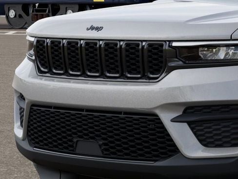 New 2025 Jeep Grand Cherokee Altitude image 11
