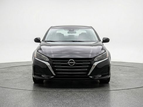 Used 2025 Nissan Altima 2.5 SV FWD image 2