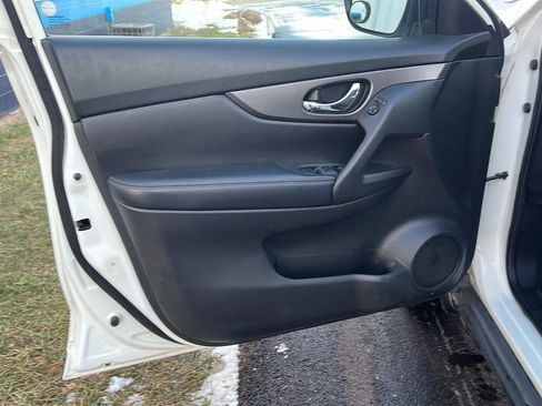 Used 2016 Nissan Rogue SV image 9