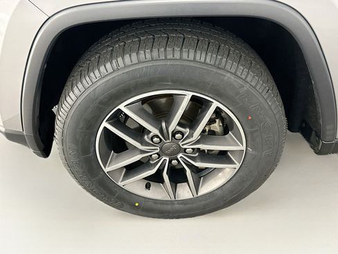 Used 2019 Jeep Grand Cherokee Limited image 11