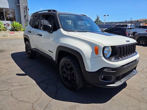 Used 2017 Jeep Renegade Latitude w/ Popular Equipment Group AWD/4WD image 9