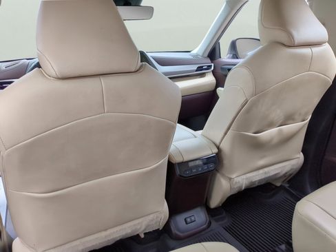 Used 2021 Toyota Highlander XLE FWD image 30