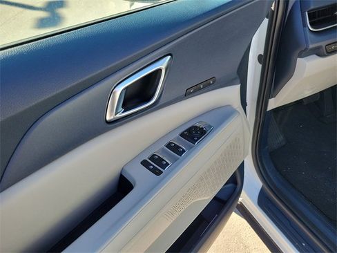 Used 2025 Kia Carnival EX image 12