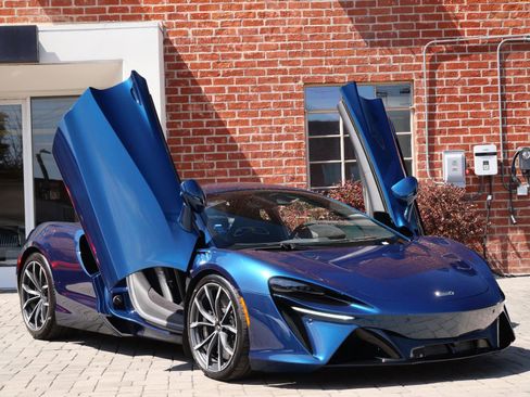 Used 2023 McLaren Artura image 17