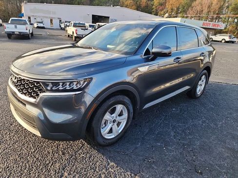 Used 2023 Kia Sorento LX image 1