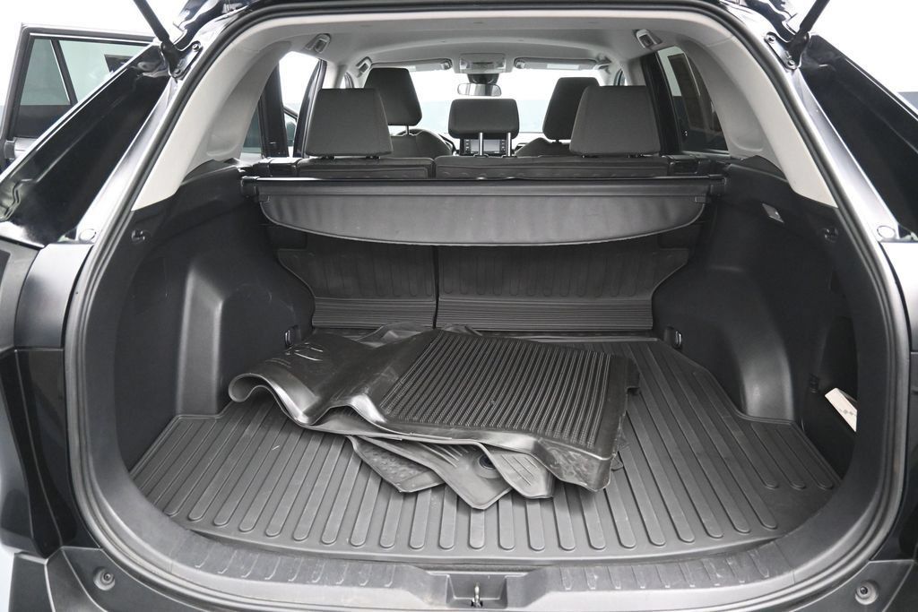 Used 2021 Toyota RAV4 XLE AWD/4WD image 29