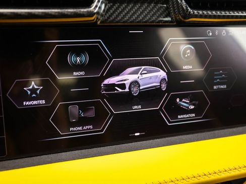 Used 2025 Lamborghini Urus SE AWD/4WD image 38