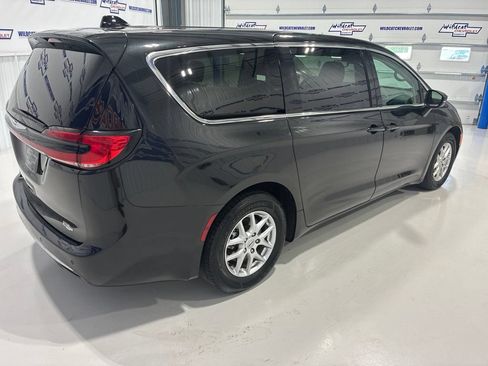 Used 2023 Chrysler Pacifica Touring-L FWD image 6