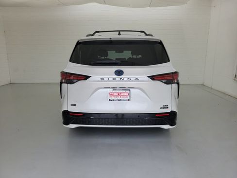 Used 2023 Toyota Sienna XSE FWD image 6