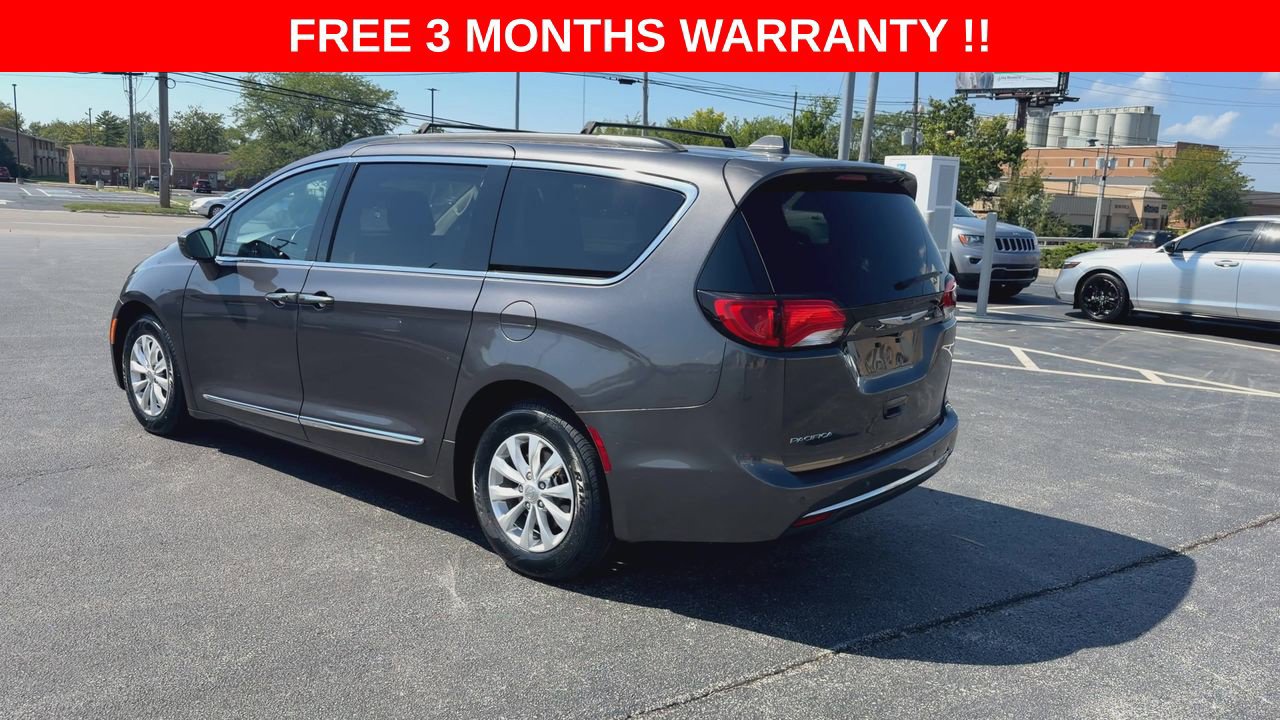 Used 2017 Chrysler Pacifica Touring-L FWD image 6