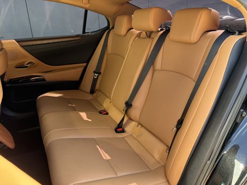 Used 2024 Lexus ES 300h w/ Premium Package FWD image 11