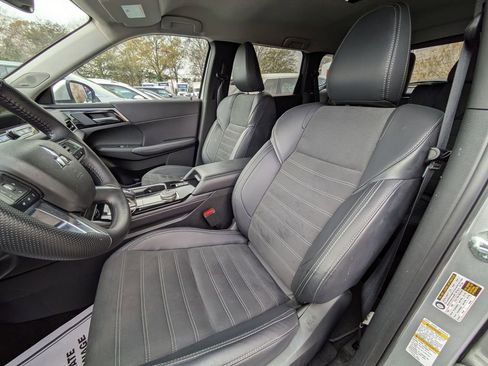 Used 2025 Mitsubishi Outlander SE image 24