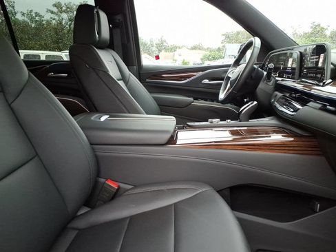 Used 2024 Cadillac Escalade Luxury AWD/4WD image 12