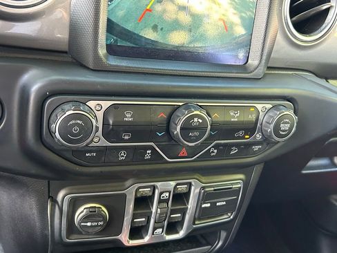 Used 2018 Jeep Wrangler Unlimited Sahara AWD/4WD image 23