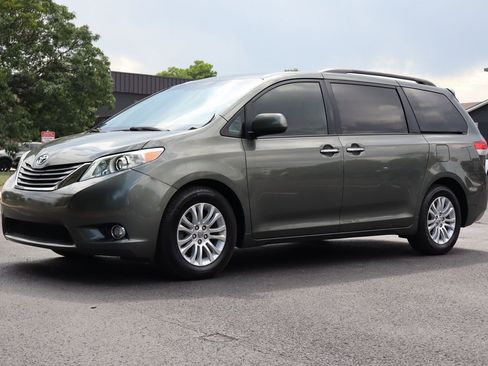 Used 2012 Toyota Sienna XLE image 11