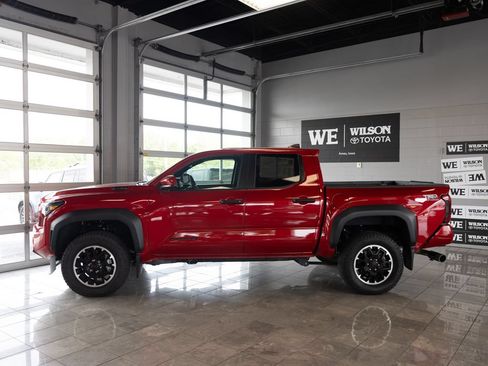 Certified 2025 Toyota Tacoma TRD Off-Road AWD/4WD image 1