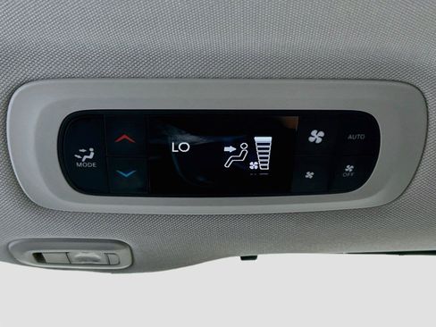 Used 2024 Chrysler Pacifica Limited FWD image 19