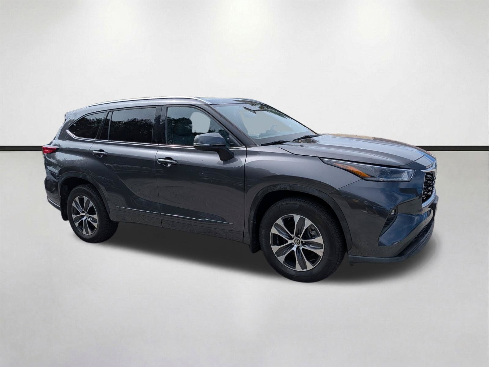 Used 2021 Toyota Highlander XLE AWD/4WD image 2