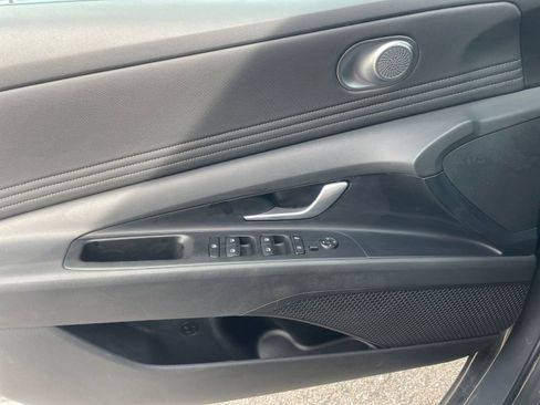 Used 2025 Hyundai Elantra SEL image 18