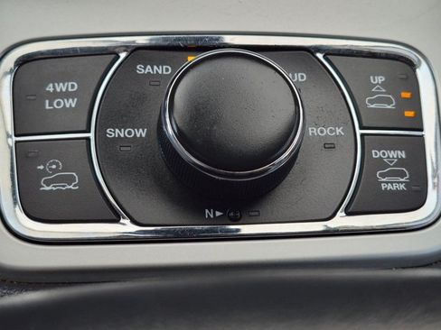 Used 2015 Jeep Grand Cherokee Overland w/ Advanced Technology Group AWD/4WD image 21
