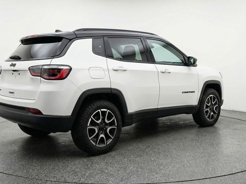 Used 2025 Jeep Compass Trailhawk AWD/4WD image 7