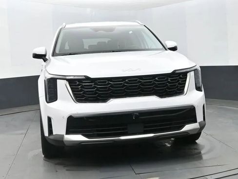 Used 2024 Kia Sorento S image 3