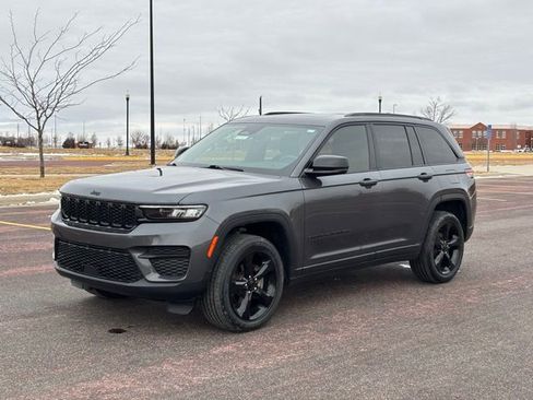 Used 2022 Jeep Grand Cherokee Altitude image 21