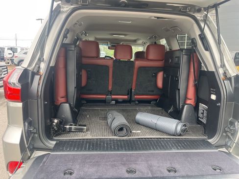 Used 2018 Lexus LX 570 4WD w/ Luxury Package image 18