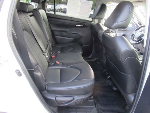 Used 2022 Toyota Highlander XLE image 24
