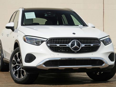 Used 2025 Mercedes-Benz GLC 350e 4MATIC image 4