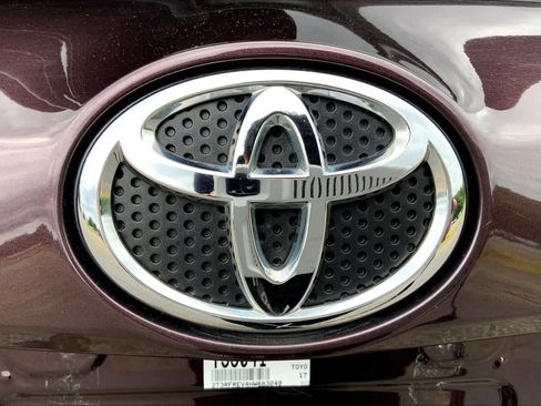 Used 2017 Toyota RAV4 XLE AWD/4WD image 33
