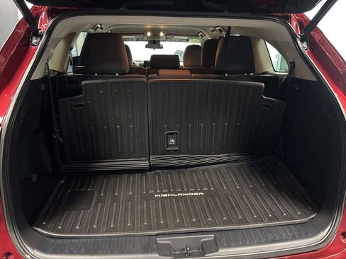 Used 2023 Toyota Highlander LE FWD image 5