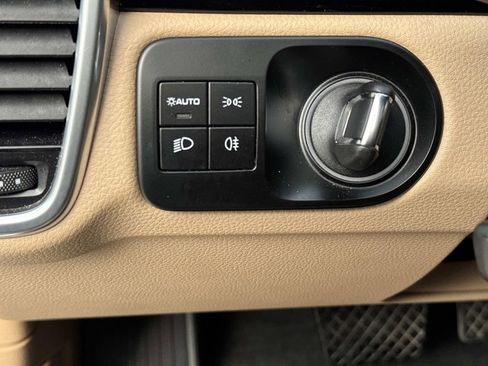 Used 2022 Porsche Cayenne Platinum Edition image 22