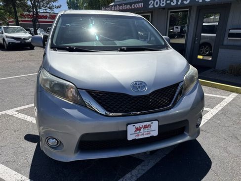 Used 2011 Toyota Sienna SE w/ Preferred Pkg FWD image 11