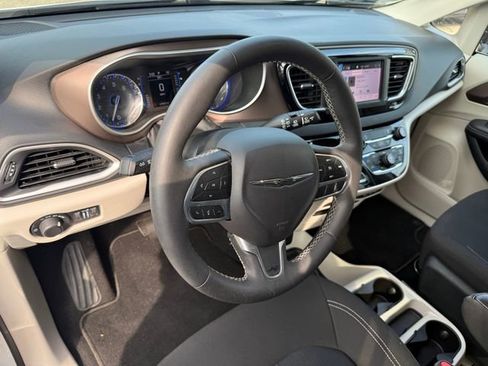 Used 2023 Chrysler Voyager LX FWD image 8