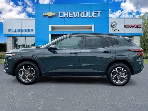 Used 2025 Chevrolet Trax LT FWD image 2