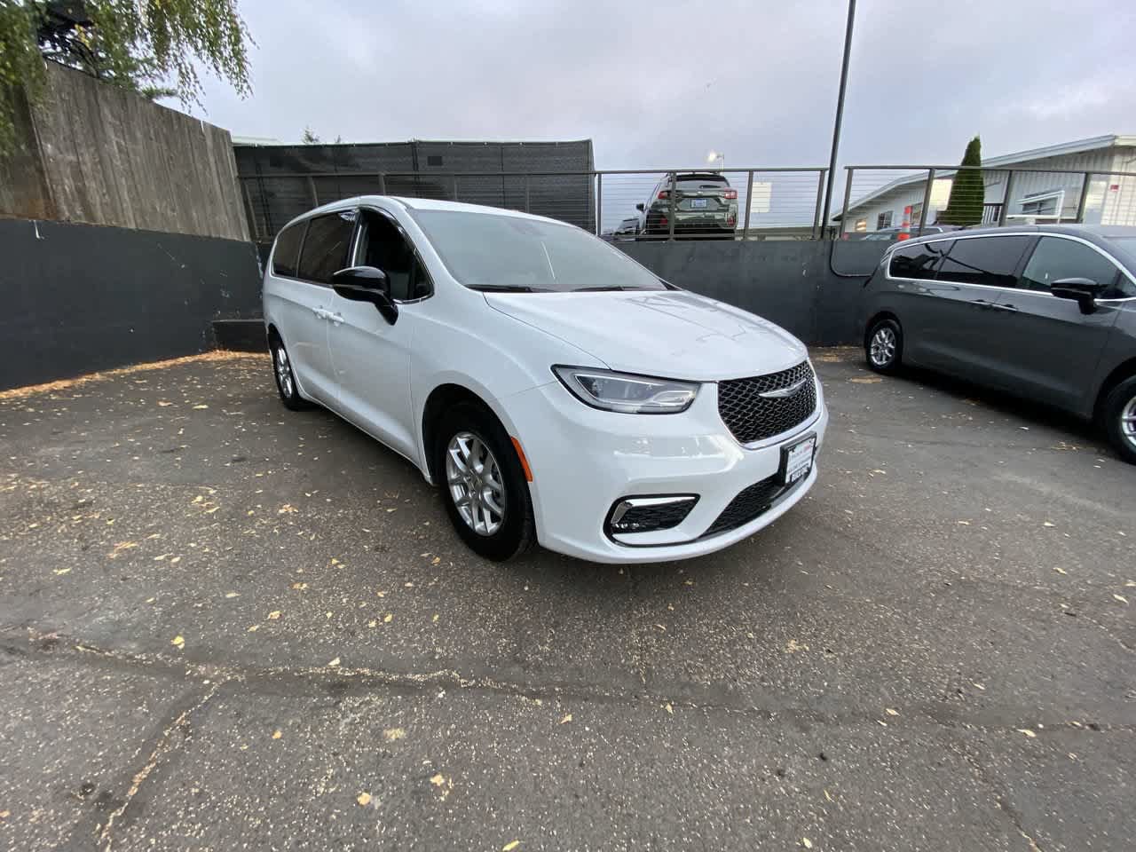 Used 2025 Chrysler Pacifica Select FWD image 8