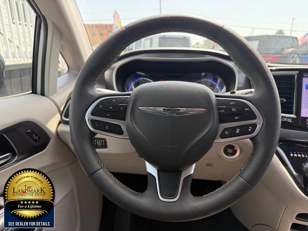 Used 2024 Chrysler Pacifica Touring-L FWD image 19