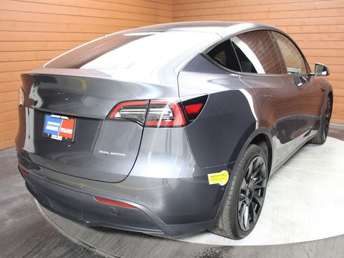 Used 2022 Tesla Model Y Long Range image 21